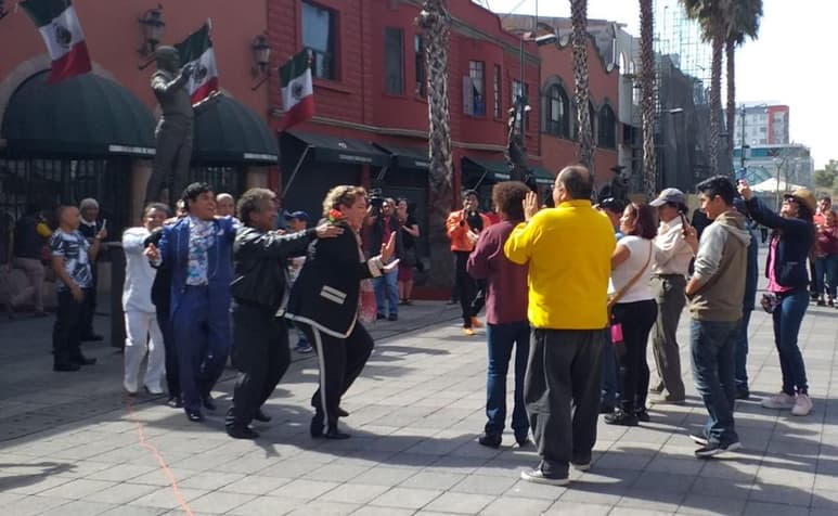Al lugar llegó una decena de personas, entre las que se encontraban algunos imitadores del cantante, que aprovecharon para echarse algunos 'palomazos' de éxitos del 'Divo de Juárez' como 'No tengo dinero', 'El Noa-Noa', 'Esta rosa roja', entre otros. (EL UNIVERSAL)