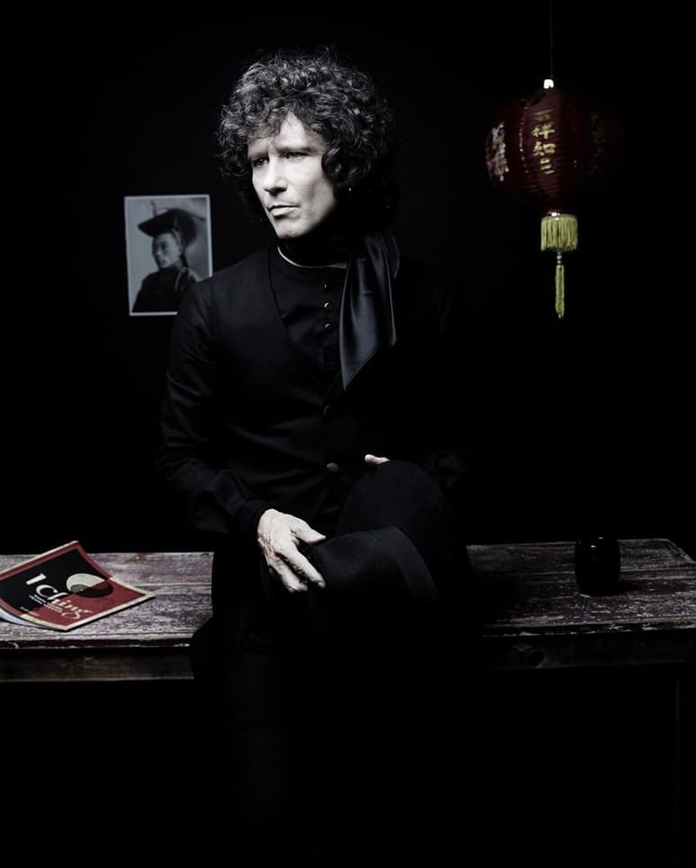 Música. El cantante español, Enrique Bunbury, asegura que su próxima producción musical 'mira al presente'. (ESPECIAL)