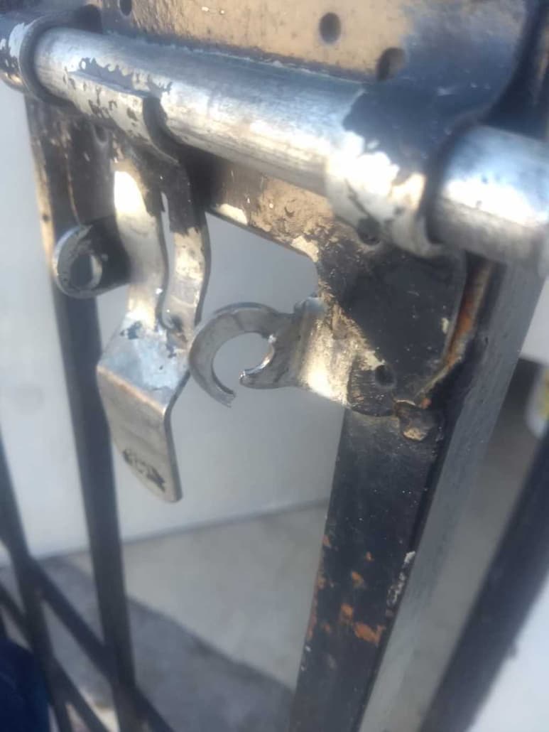 Los ladrones rompieron el pasador de la puerta del baño de mujeres, para robarse los espejos ubicados en ese espacio. (ESPECIAL)