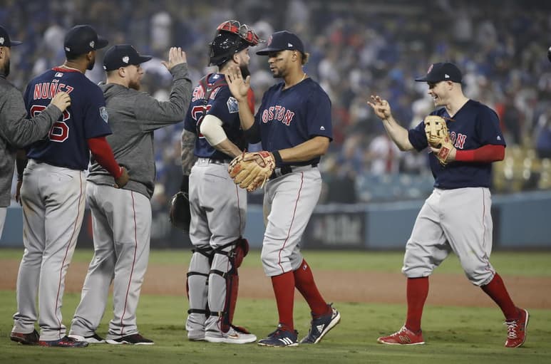 Jugadores de Medias Rojas celebran tras ganar el juego 4 de la Serie Mundial de 2018. (ARCHIVO)