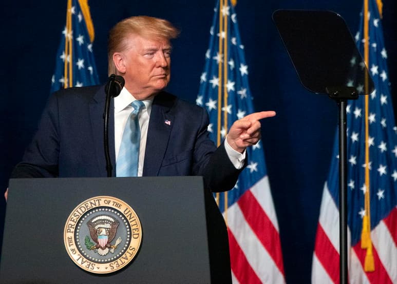 A casi tres años en el puesto, el mundo sigue escéptico de que el presidente Donald Trump hará lo correcto en cuanto a política exterior, según una encuesta. (ARCHIVO)