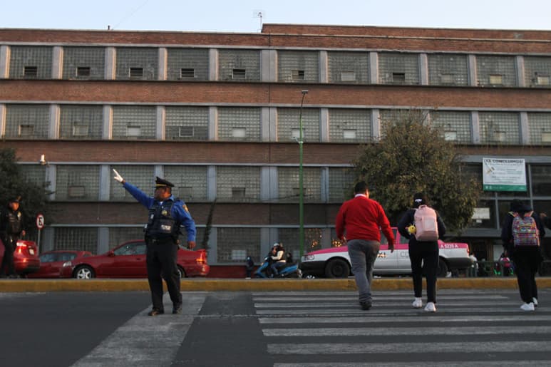 Este miércoles regresaron a clases más de 32.5 millones de estudiantes de educación básica, media superior, capacitación para el trabajo y educación normal, después de las vacaciones decembrinas de 2019. (ARCHIVO)