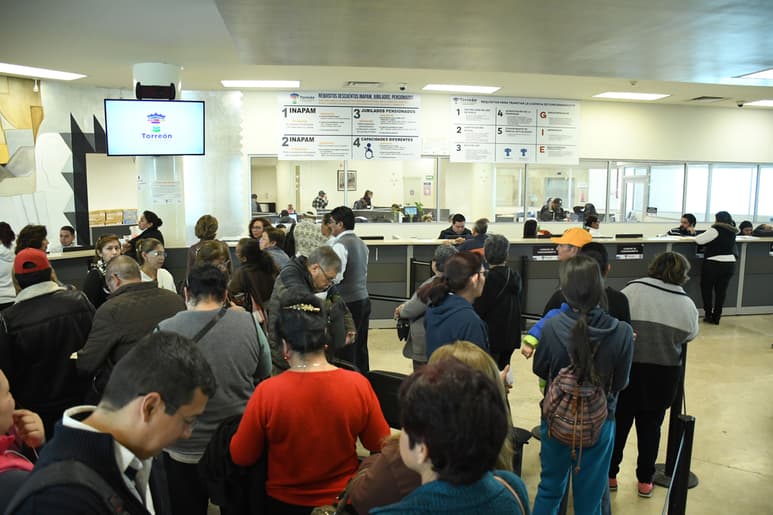 Por 'error' en el Diario Oficial del Estado, el Municipio de Torreón tuvo que suspender el cobro de las licencias de funcionamiento, las cuales aumentaron su costo hasta en un 500 por ciento. (FERNANDO COMPEÁN)