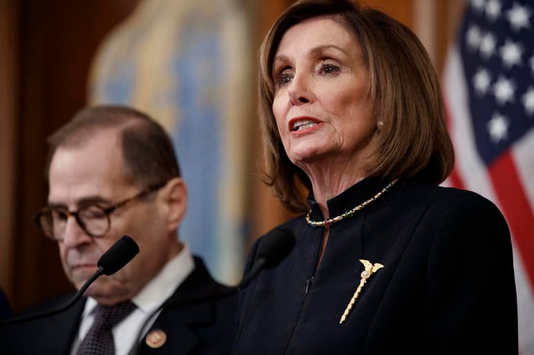 Trump afirmó que la líder de la Cámara de Representantes, la demócrata Nancy Pelosi, no quiere enviar al Senado los artículos del juicio político en su contra porque “son una broma y una estafa”. (EFE)