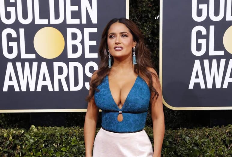 Simpática como siempre, Salma Hayek reaccionó con humor ante los señalamientos tras lucir sus atributos en un vestido Gucci en los Globos de Oro. (ARCHIVO)