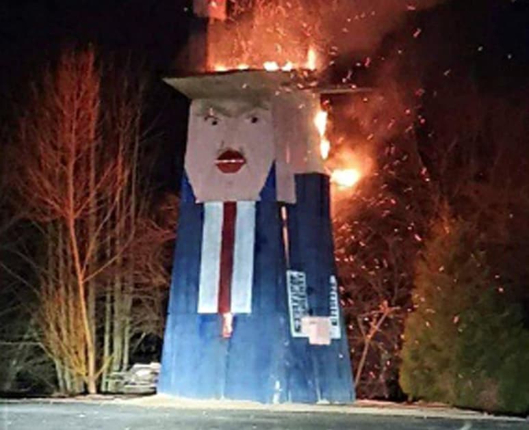 La escultura de madera, de ocho metros de altura y titulada 'Estatua de la Libertad', es obra del artista esloveno Toni Schlegel, que quiso con ella denunciar el auge del populismo en el mundo. (AP)
