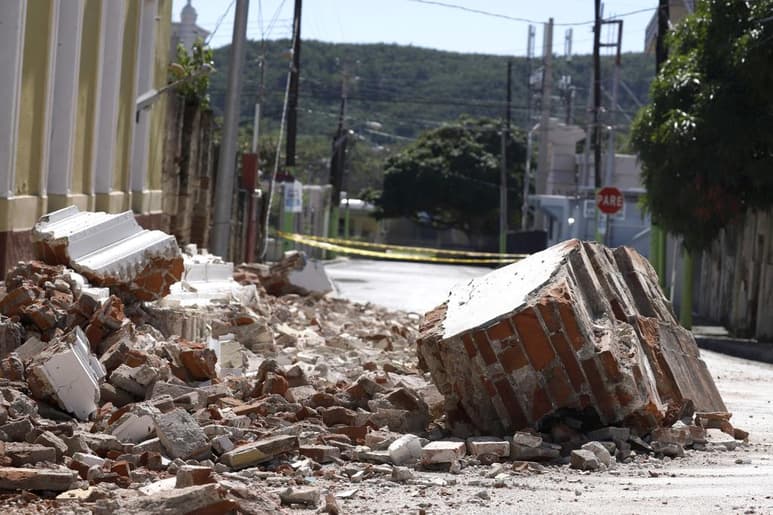 Las secuelas del terremoto de 6.4 de magnitud que mató a una persona, hirió a otras nueve y daño severamente la infraestructura en la costa suroccidental de Puerto Rico se profundizan. (ARCHIVO)