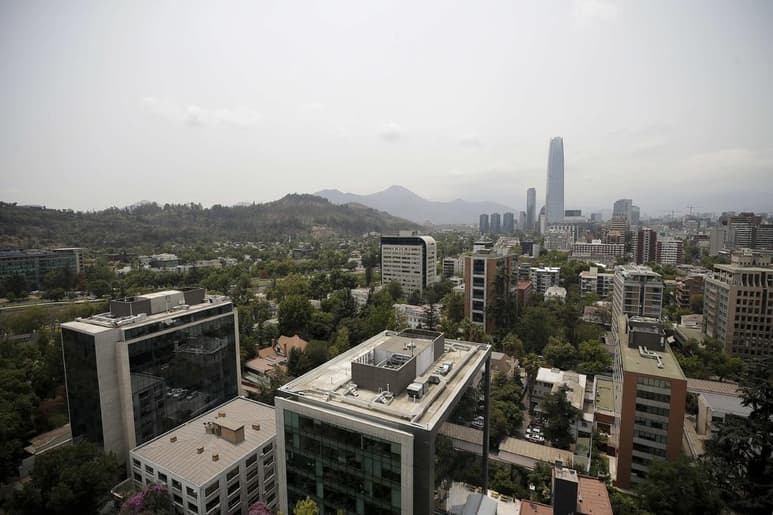 El humo que desde el lunes encapota el cielo de Santiago de Chile, procedente de los incendios forestales de Australia, permanecerá sobre la capital chilena mientras continúe el desastre. (ARCHIVO)