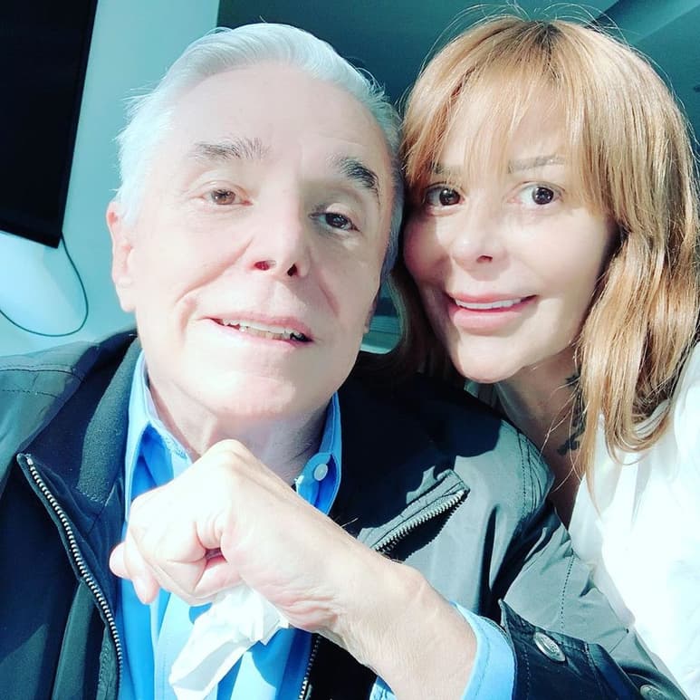 La acompaña. Alejandra recibió la visita de su padre, Enrique Guzmán, y compartió la fotografía de ambos en sus redes sociales. (ESPECIAL) 