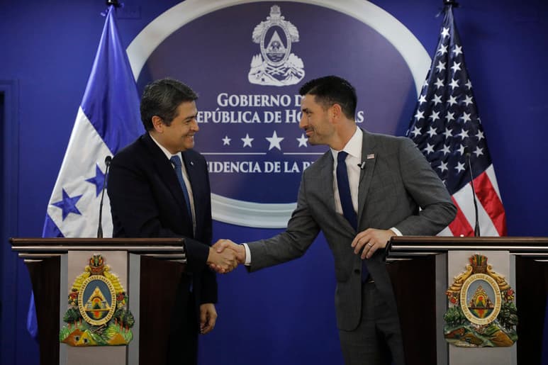 Wolf (d) elogió al Gobierno hondureño por asumir una 'responsabilidad humanitaria'. (AP)
