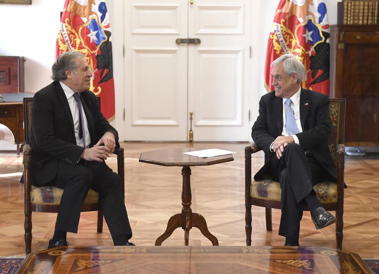 Luis Almagro (i) realizó estas afirmaciones al término de una reunión con Piñera (d). (EFE)