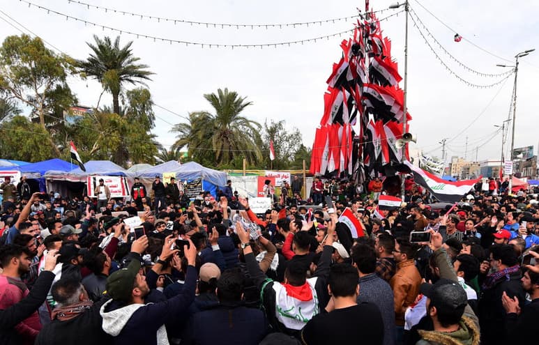 Decenas de miles de personas salieron este viernes a las calles en Irak para protestar por los recientes ataques de Estados Unidos e Irán en su territorio. (EFE)