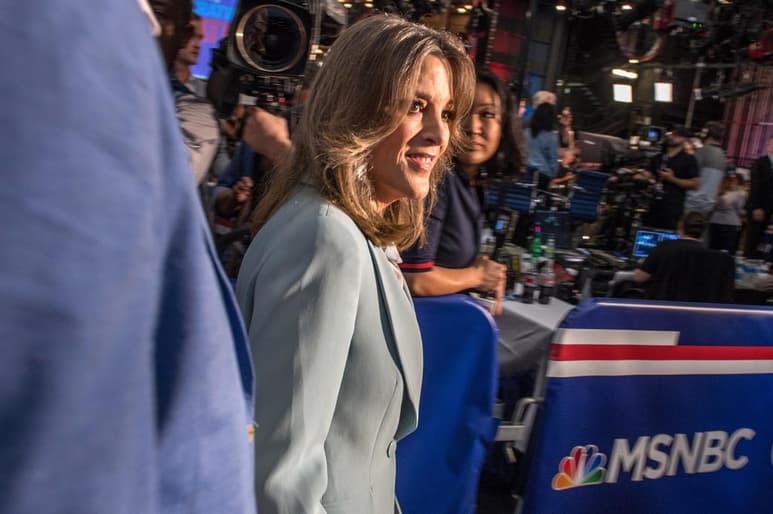 Una de las candidatas más peculiares en la carrera demócrata hacia las elecciones de este año, Marianne Williamson, se marchó como llegó, repartiendo grandes cantidades de amor. (ARCHIVO)