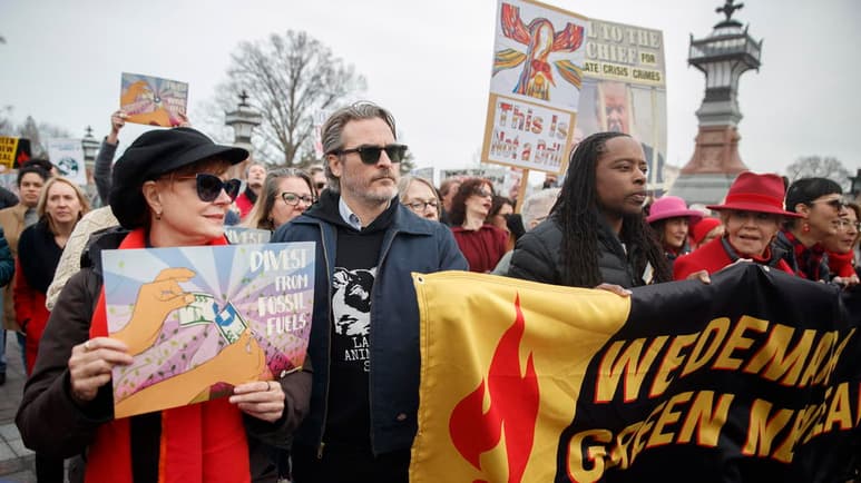 Activistas. Los actores Susan Sarandon, Joaquin Phoenix y Jane Fonda, en la marcha del movimiento Fire Drill Fridays (Viernes de Simulacro de Incendio). (EFE)