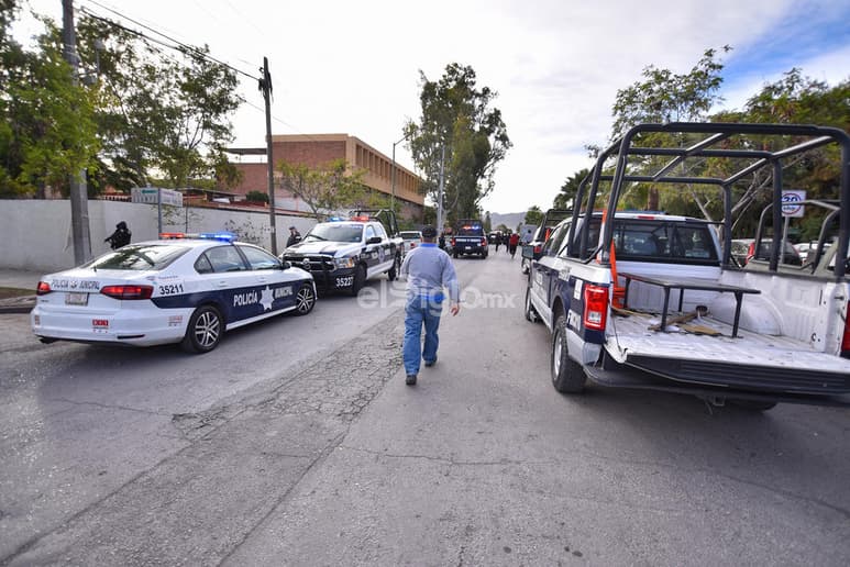 A padres y familiares se les pudo ver en las vialidades y accesos del plantel, entre policías y militares, debido al operativo que se desplegó alrededor del colegio.