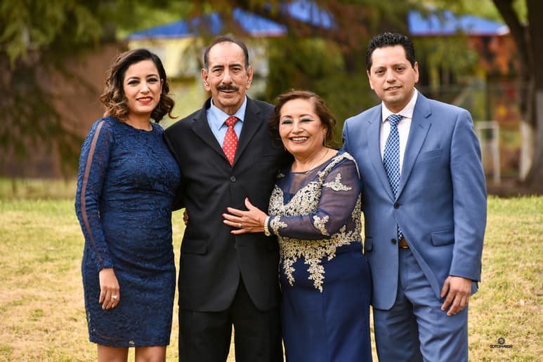 Lic. Raúl Muñoz de León y Dra. Lupita Segovia Cuevas, acompañados de sus hijos Lic. Raúl Netzahualcóyotl y C.P. Cynthia Valeria.
