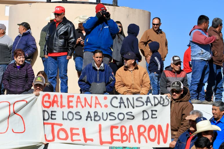 Ramona Piña y Fabián Villa, de Galeana, acusaron que Joel LeBarón los despojó de cinco hectáreas de tierras y les cercó su rancho. (NOTIMEX)