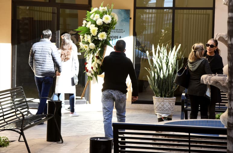 Un gran número de arreglos florales llegaron a la funeraria para darle el último adiós a la maestra. (ERNESTO RAMÍREZ)