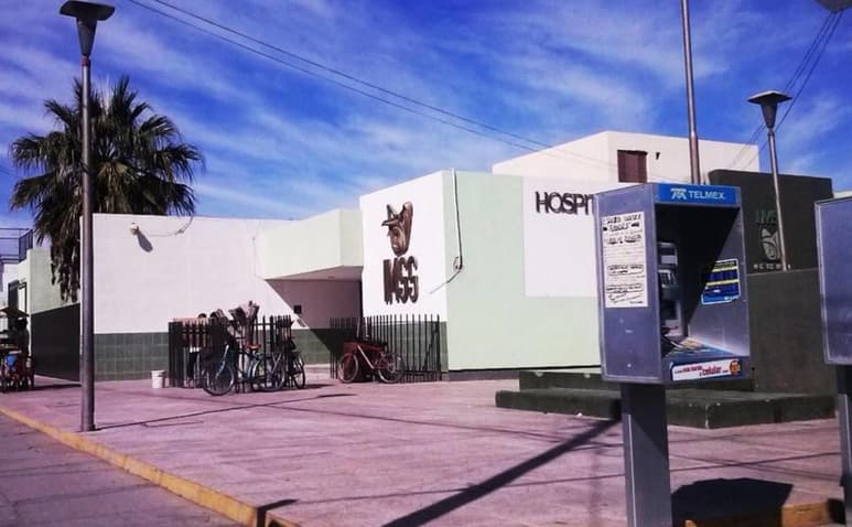 En el vídeo se aprecia que hay al menos 15 personas ente ellos adultos y niños, esperando ser atendidos pero no hay nadie. (EL SIGLO DE TORREÓN)