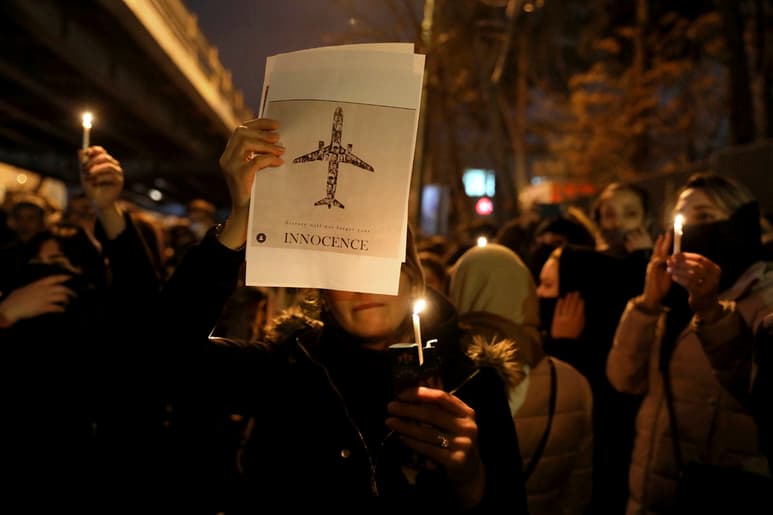 Los opositores también arrancaron fotos de Qasem Soleimani, el destacado general de la Fuerza Quds de la Guardia Islámica. (AP)