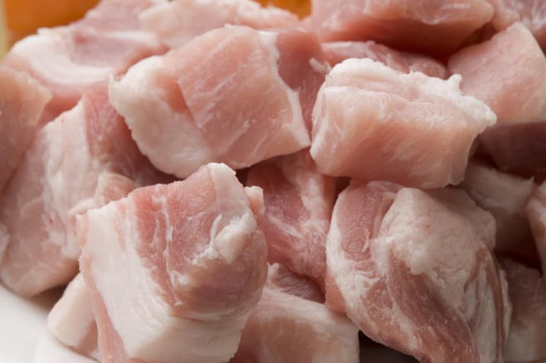 A pesar de que su consumo se ha estigmatizado y la gente cree que es un alimento alto en grasas que dañan la salud, la carne de cerdo posee propiedades. (ARCHIVO)