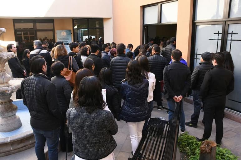 La comunidad Cervantes así como familiares y amigos celebraron este domingo el culto memorial en honor a la maestra María Assaf Medina, fallecida durante el tiroteo del pasado viernes en dicha institución educativa. (FERNANDO COMPEÁN)