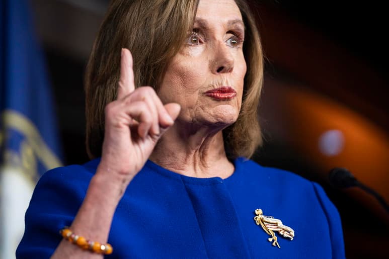 La presidenta de la Cámara de Representantes Nancy Pelosi dijo el domingo que los senadores “pagarán el precio” si impiden que haya nuevos testigos en el juicio político contra Trump. (ARCHIVO)