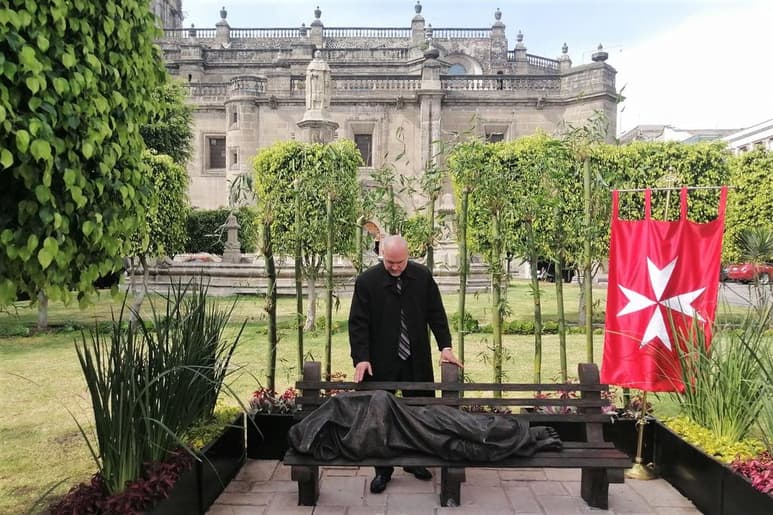 Es una escultura creada en 2013 que muestra a una persona sin hogar recostada en una banca, tapado con una cobija, sin embargo, la figura presenta heridas en los pies. (ESPECIAL)