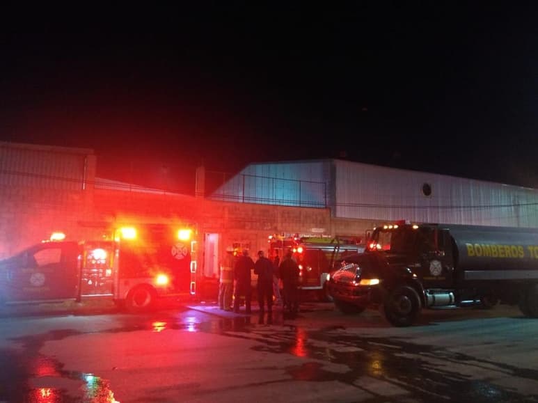 Varios elementos de Bomberos se trasladaron al lugar y controlaron el siniestro, ya que la empresa también había activado su protocolo de seguridad. (EL SIGLO DE TORREÓN)