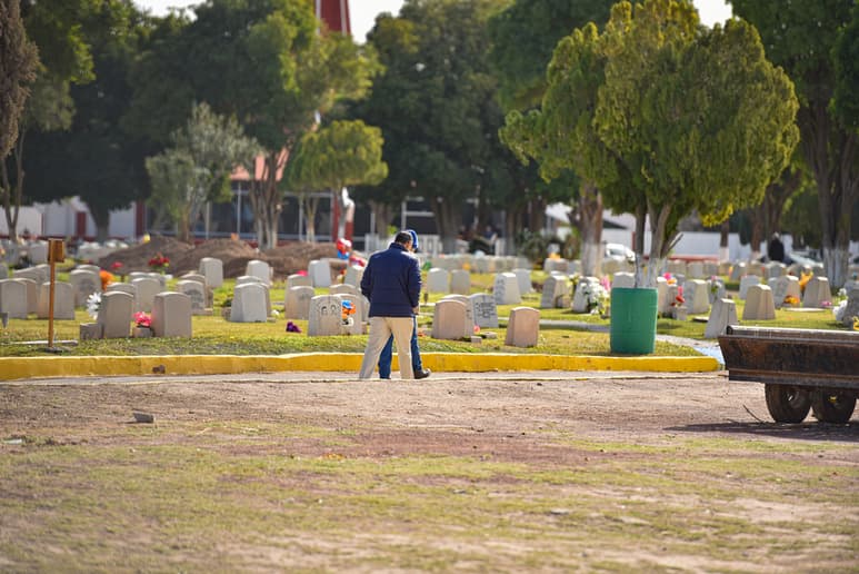 La familia depositó los restos de José Ángel en el camposanto con una íntima ceremonia. (ERNESTO RAMÍREZ)