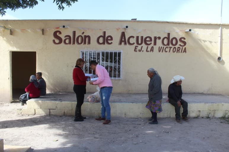 Adultos mayores de la mancha urbana y de zonas rurales recibieron bolos como parte de las acciones a beneficiarios del DIF. (CORTESÍA)