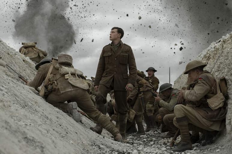 George MacKay, en el centro,
en una escena de la película 1917 de Sam Mendes, que empleó tecnología de punta acompañada de la mejor cinematografía. (ESPECIAL)
