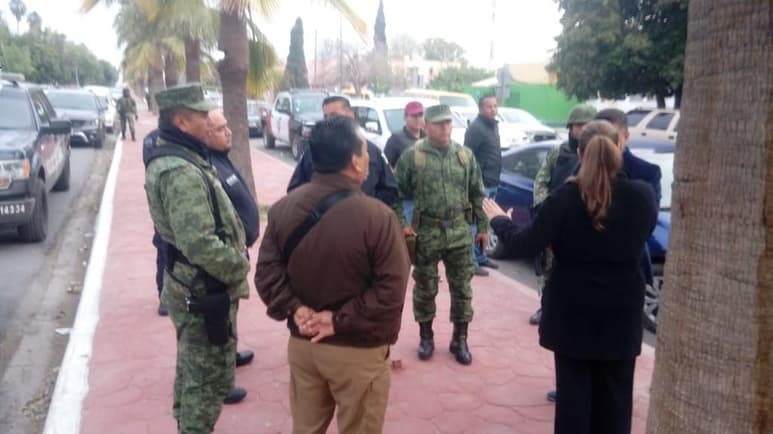 El teniente Adelaido Flores informó que su presencia en las escuelas será únicamente para vigilar que las revisiones de cada mochila se lleven de manera correcta y agregó que no pueden actuar en las mismas. (FERNANDO COMPEÁN)