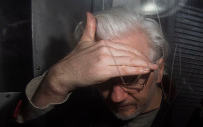 El fundador de WikiLeaks Julian Assange compareció brevemente el lunes en un tribunal británico, tratando de evitar su extradición a Estados Unidos. (EFE)
