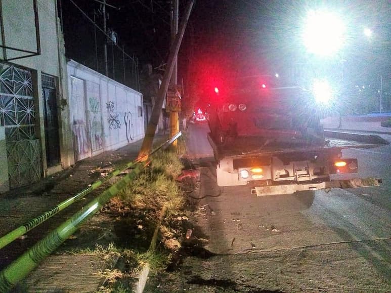 Hasta el lugar arribaron los agentes de Peritos, quienes aseguraron el vehículo para depositarlo en el corralón municipal y realizaron la detención de Alejandra por su responsabilidad al conducir en estado de ebriedad y el accidente. (EL SIGLO DE TORREÓN)