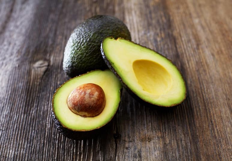 Por ser rico en potasio y hierro, nutriólogos del IMSS recomiendan la ingesta diaria de aproximadamente 100 gramos de aguacate ya que ayuda a bajar los niveles de colesterol y glucosa además de favorecer la buena digestión y proteger al estómago del reflujo. (ESPECIAL)