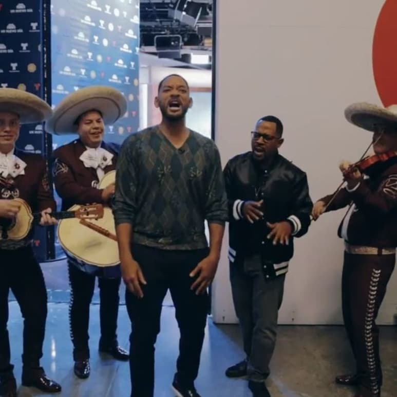 Desde el alma. Con mariachi, los actores Will Smith y Martin Lawrence cantan el tema de la película Bad Boys. (ESPECIAL)
