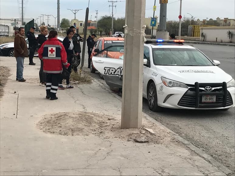El taxi le cortó la circulación a la motociclista, quien salió proyectada hacia la carpeta asfáltica y resultó lesionada. (EL SIGLO DE TORREÓN)