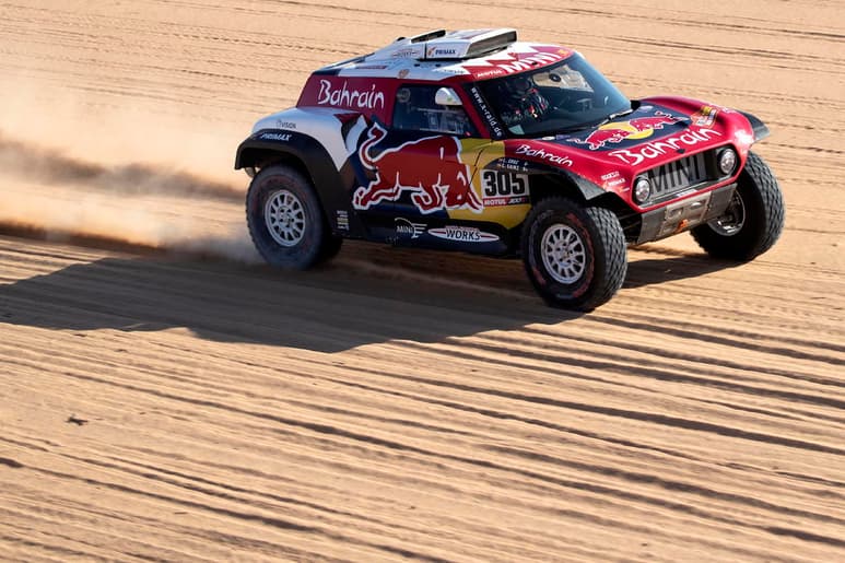 Carlos Sainz se mantiene en la cima de la clasificación, con una ventaja de 6 minutos y 40 segundos sobre Nasser Al-Attiyah. (EFE)