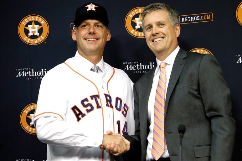 El mánager de los Astros, A.J. Hinch (i) y el gerente general Jeff Lunhow, durante la presentación del piloto en 2014. (ARCHIVO)