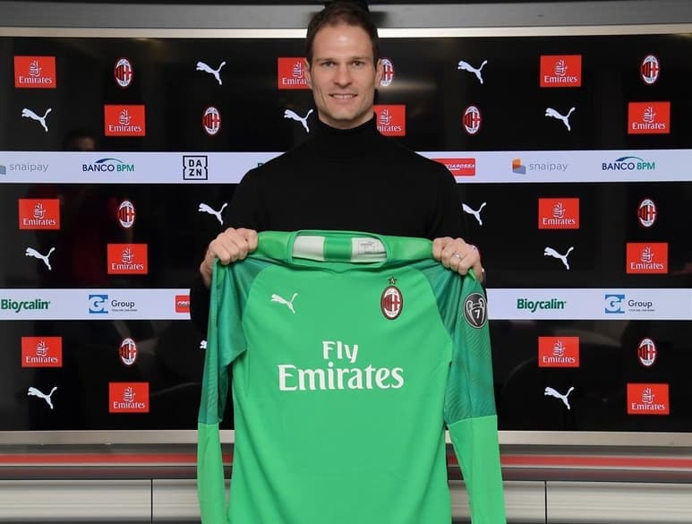 El guardameta bosnio llega a las filas 'rossoneras' proveniente del futbol inglés donde jugó para el Bournemouth. (ESPECIAL)