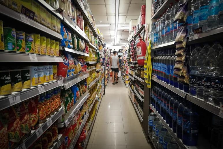La hiperinflación 'es exclusión', pues las altas subidas de los precios que se han vivido en el país en los últimos años generan 'algo muy negativo en la sociedad'. (ARCHIVO)