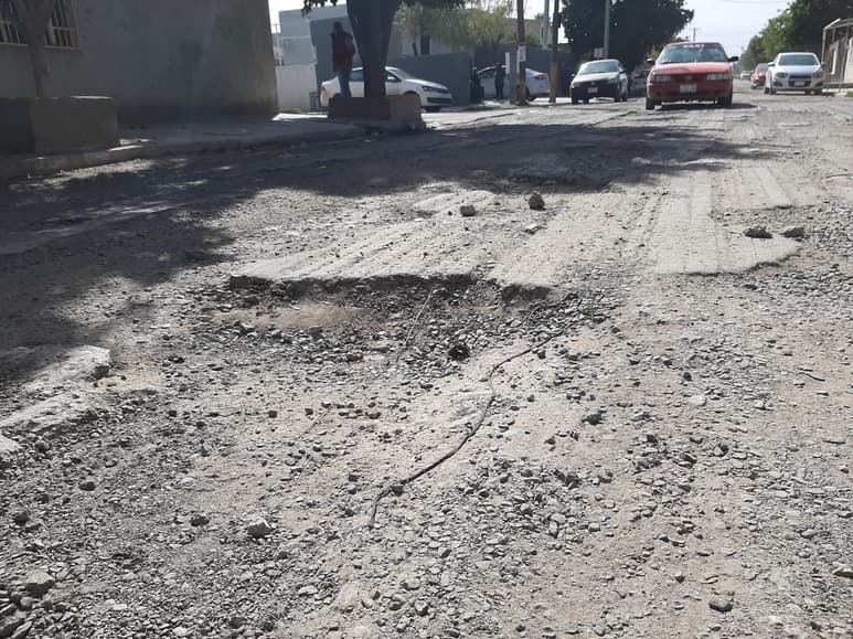 En deplorables condiciones se encuentra la calle Guillermo Prieto. Vecinos dicen que de verdad quieren ya por fin ver un cambio. (EL SIGLO DE TORREÓN / Diana González)