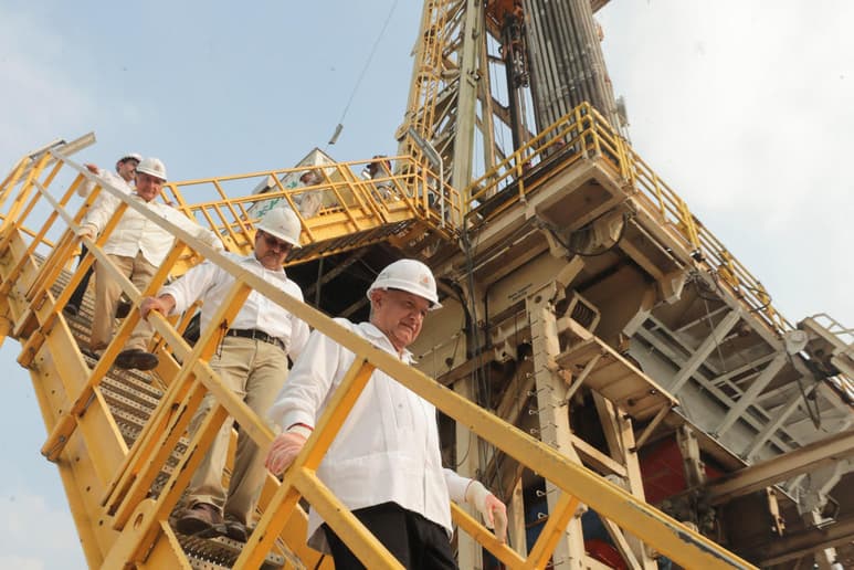 La administración de Andrés Manuel López Obrador apostará por la industria petrolera en México durante su sexenio, en el que se invertirán 1.1 billones de pesos. (ARCHIVO)