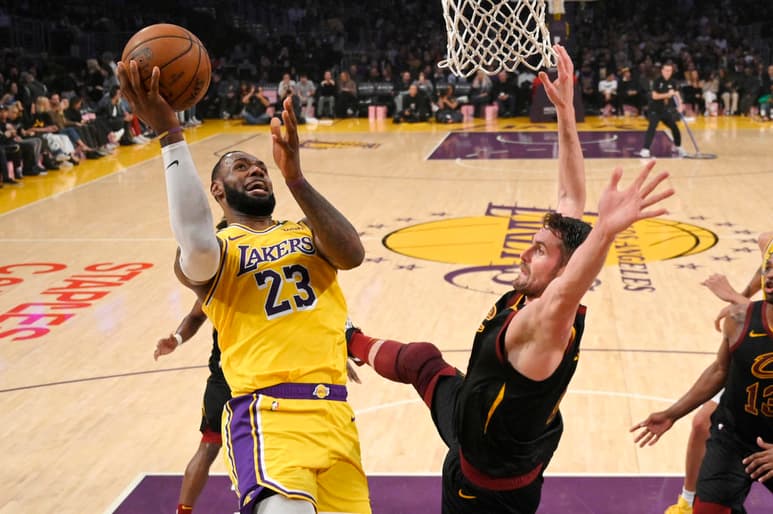 LeBron James anotó 23 de sus 31 puntos en una dominante segunda mitad. (AP)