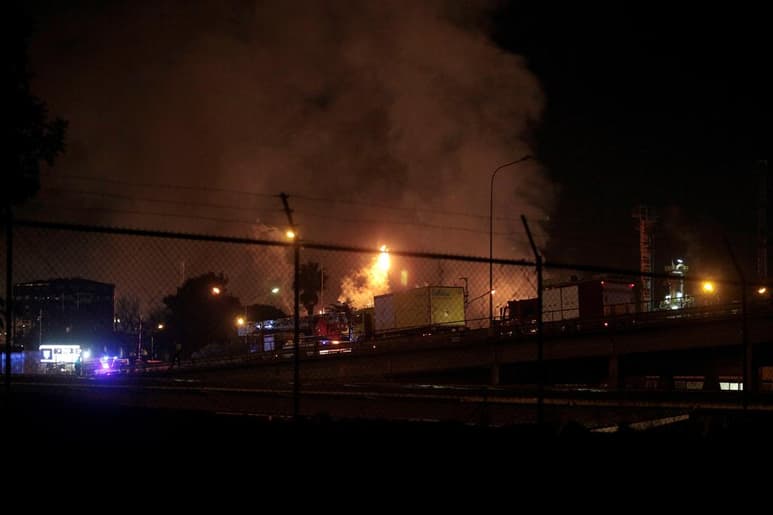 Al menos cuatro personas resultaron heridas graves a causa de una fuerte explosión ocurrida este martes en un industria química de Tarragona. (EFE)