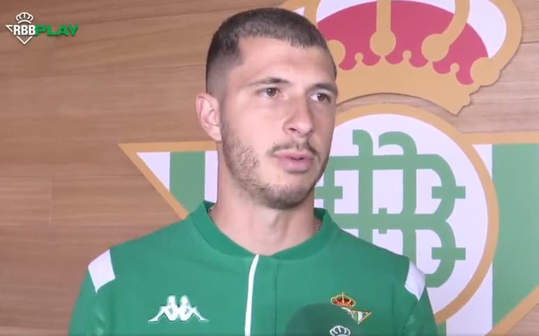 El futbolista argentino formará parte del club bético hasta el año 2024. (ESPECIAL)