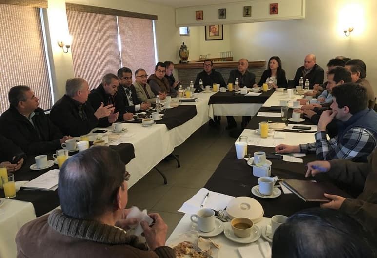 El Consejo Lagunero de la Iniciativa Privada (CLIP) se reunió ayer con la tesorera del Ayuntamiento de Torreón, Mayela Ramírez Sordo, quien les informó que pese a la reducción en participaciones federales, crecieron los ingresos propios en esta ciudad. (EL SIGLO DE TORREÓN)