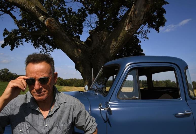 Bruce Springsteen figuró entre el grupo de orgullosos padres que observaron la ceremonia en la que sus hijos se convirtieron en nuevos bomberos. (INSTAGRAM)