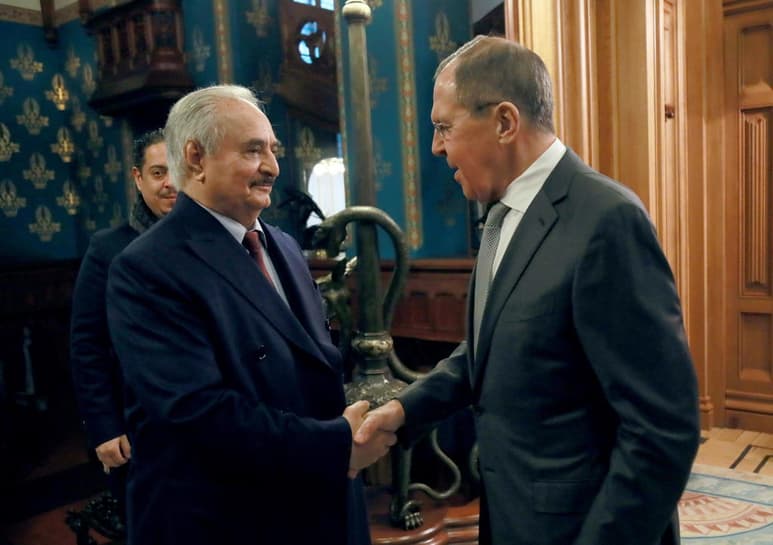 Hafter (i) abandonó la madrugada de ayer la capital rusa. (EFE)